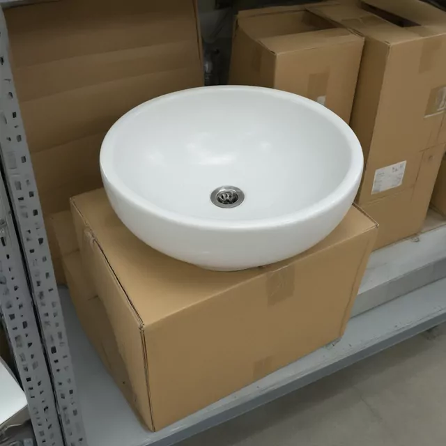 Avant : une vasque posée sur son carton, dans la réserve